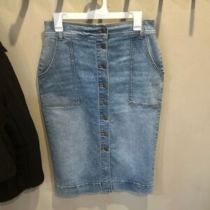 Button denim skirt